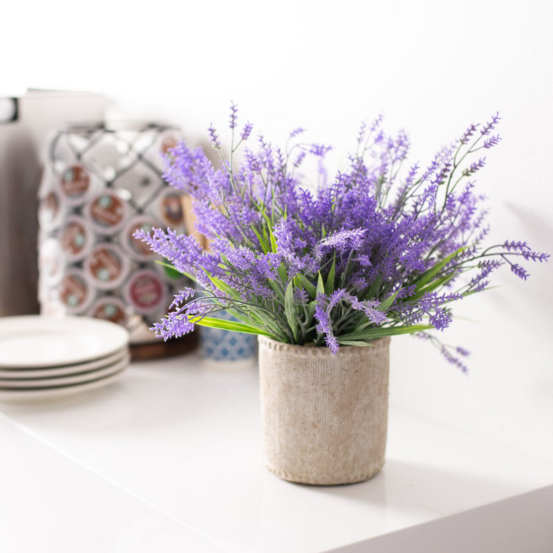 Herbes de Provence - Arrangement de fausses plantes dans un pot en béton lavande, menthe et romarin