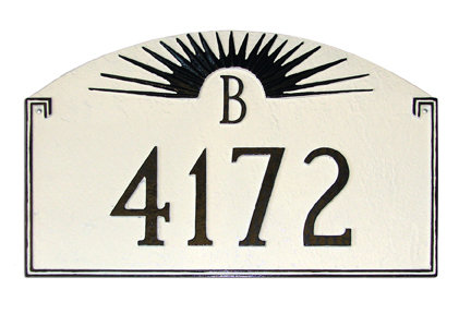Enseigne d’adresse pour gazon à 2 lignes monogramme du feu, Blanc / Noir, Oui