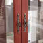 Vitrine 2 portes avec portes en verre trempé, armoires de terrasse avec panneau arrière en miroir et tablettes réglables