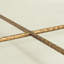 Table basse Kyea moderne avec dessus en verre et structure en laiton antique