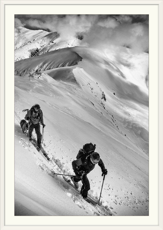 «Straub 'Ski Mountaineering» par Matej Rumansky, reproduction de photo, Cadre blanc, H 32 po x l 24 po x P 1 po