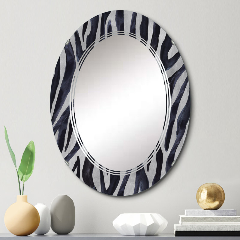 Détail de lignes de zèbre noires et blanches II - miroir mural à motif ovale, 30 po x 20 po