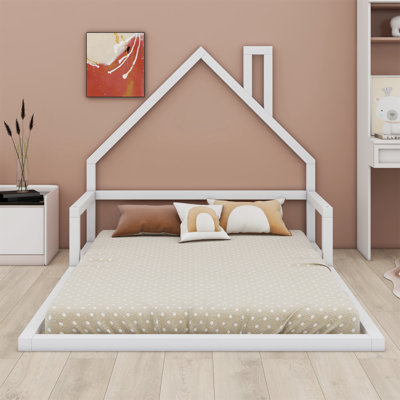 Lit en bois avec tête de lit en bois