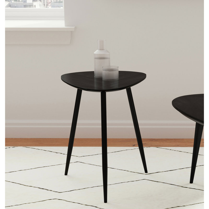 Table d'appoint triangulaire moderne en bois de manguier massif, fini noir profond, pattes évasées pour plus de stabilité, angles arrondis, idéale pour mettre en valeur des objets décoratifs et des lampes.