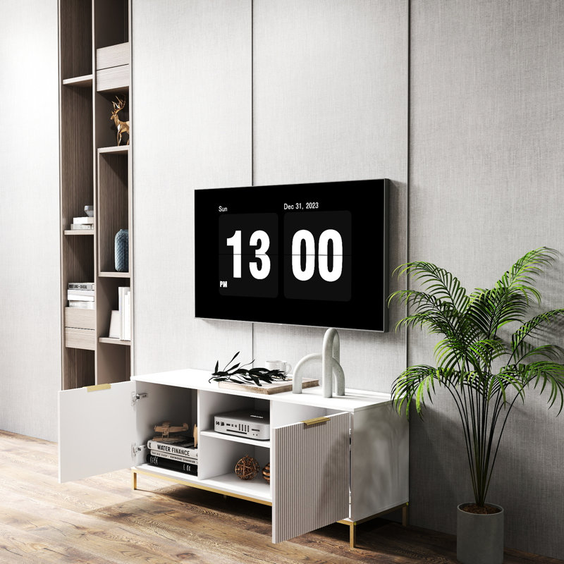 Meuble télé de 60 à 69 pouces avec portes en forme de vague, tablette ouverte, tablette intérieure réglable, armoire à pieds blanche et dorée.