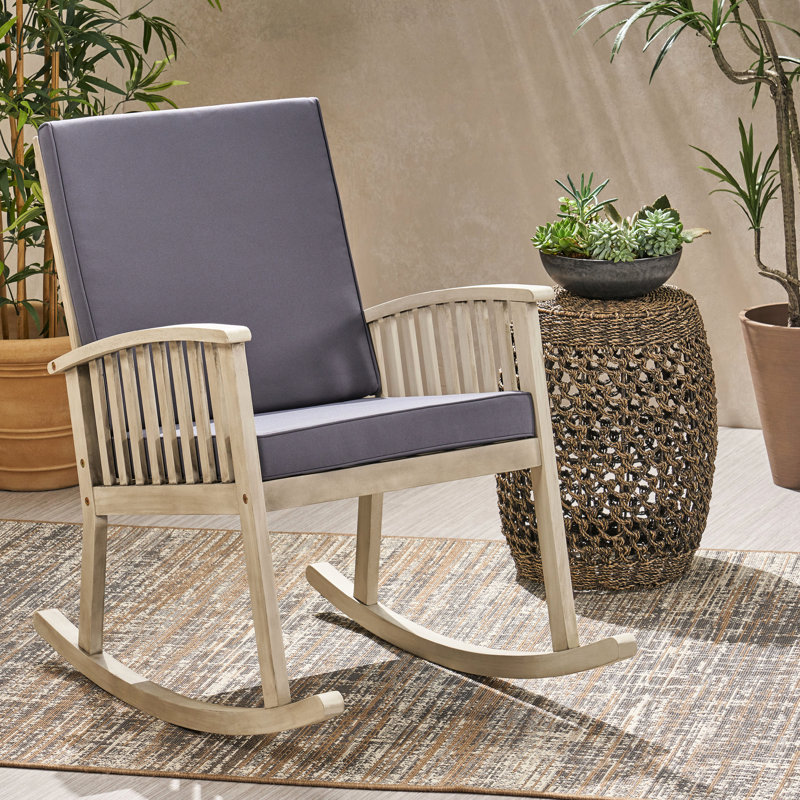 Chaise berçante en bois avec coussins gris
