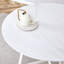 Une table de salle à manger circulaire moderne minimaliste avec un plateau à motif blanc de 42 pouces de diamètre et des pieds en métal blanc. Convient aux restaurants, salons et salles de conférence.