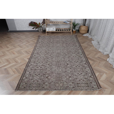 Tapis turc tissé à la main avec d'élégants motifs floraux dans des tons neutres pour une touche rétro