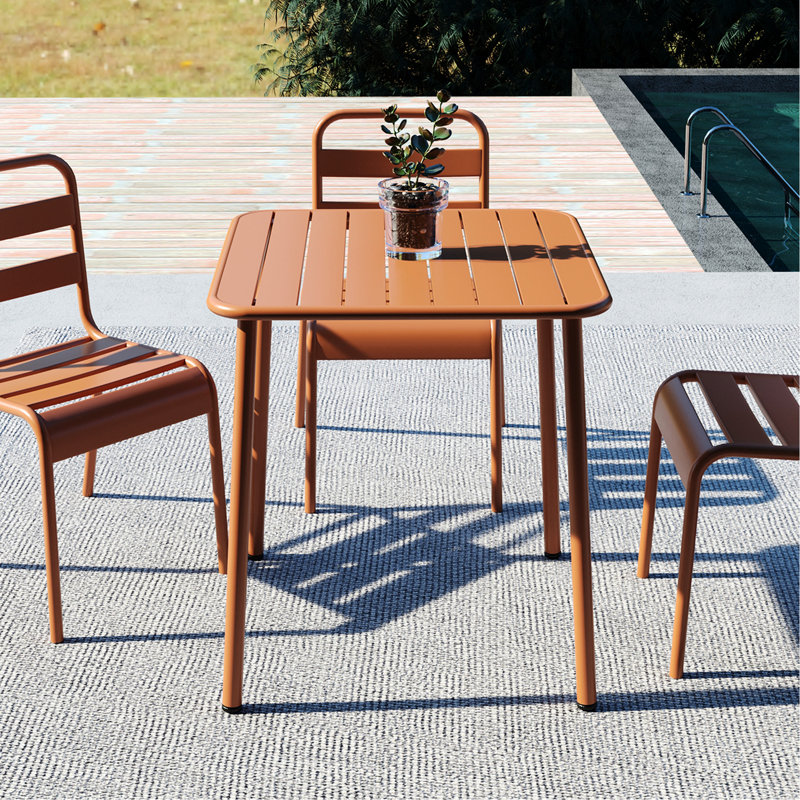 Table carrée d'extérieur rouge de Sera pour quotidien d'intérieur et de café, imperméable, de forme classique, plus flexible, salle à manger de 27,98 po de largeur pour loisirs, peinture renforcée, facile à nettoyer, taille X