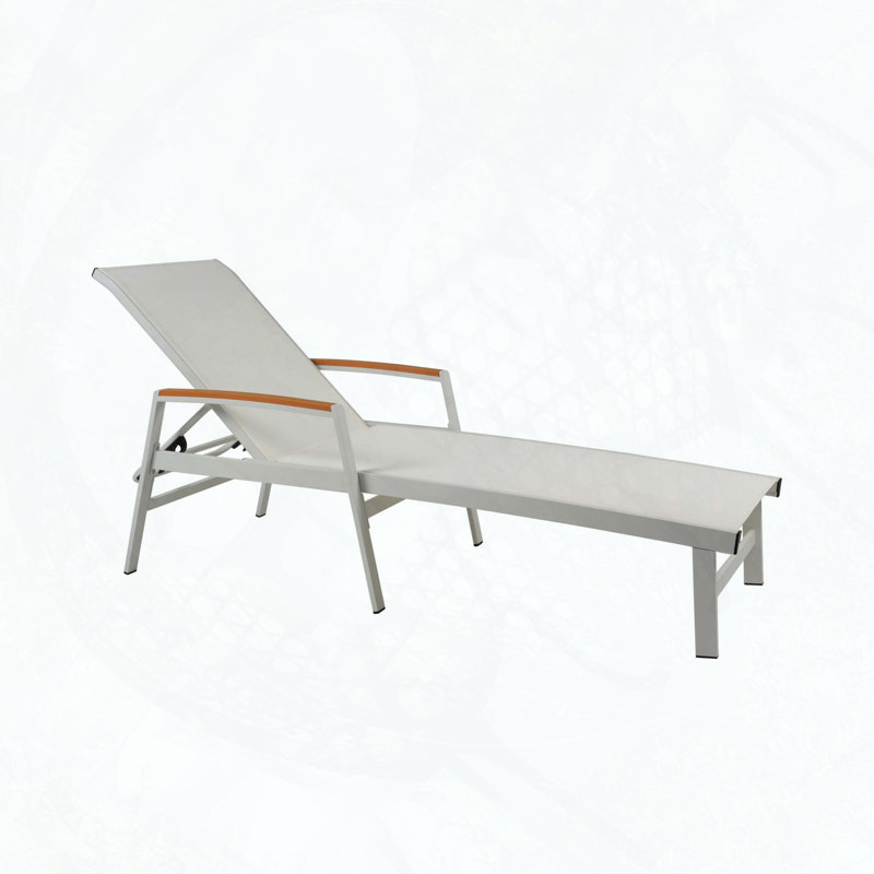 Chaise longue Oaxton avec structure en aluminium et sièges en filet, Blanc