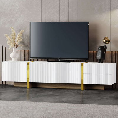 Meuble télé de luxe cannelé pour téléviseur de 80 po ou moins, centre de divertissement moderne avec armoires et tiroirs de rangement, console multimédia lisse avec pieds en grain de bois doré pour le salon