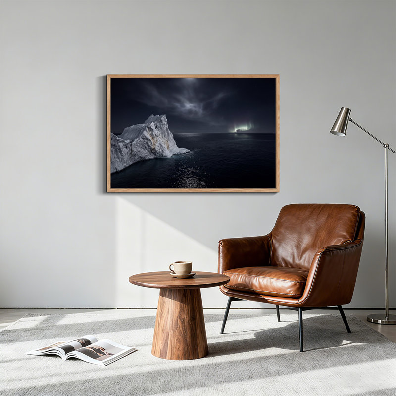 Iceberg blanc dans l'océan sombre sous un ciel nocturne aux aurores boréales - Toile murale, 18"H x 24"W