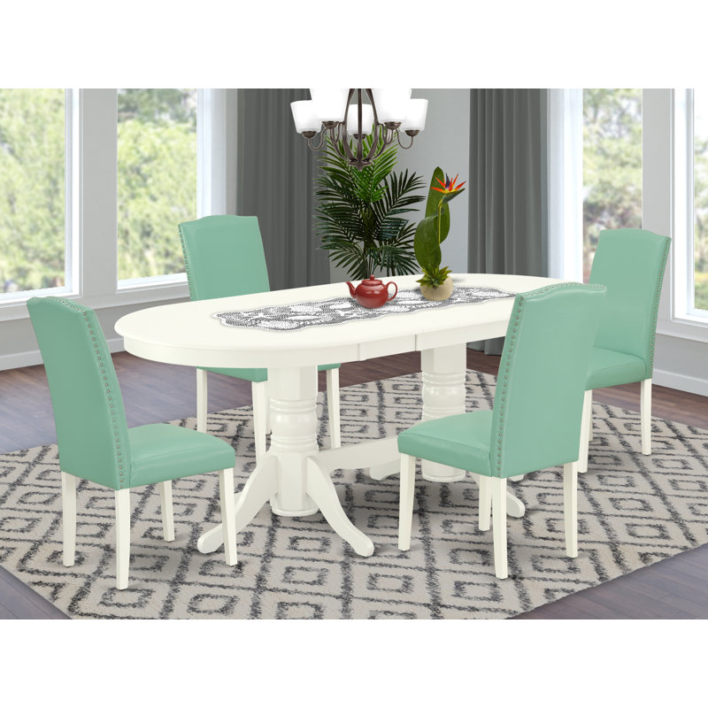 L'ensemble de table de salle à manger 5 pièces pour 4 personnes comprend une table de cuisine ovale avec rallonge papillon et 4 chaises de salle à manger Parsons en similicuir, blanc lin