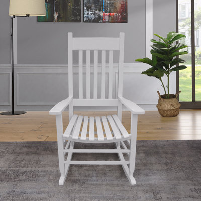 Chaise berçante en bois blanc