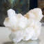 Vert apophyllite sur stilbite sur calcédoine