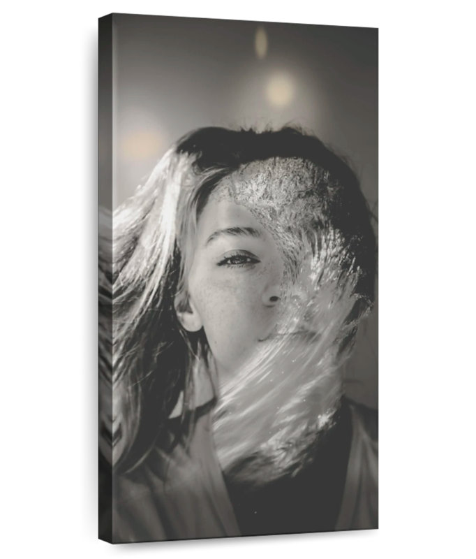 Portrait de surfeuse, H 54 po x l 27 po