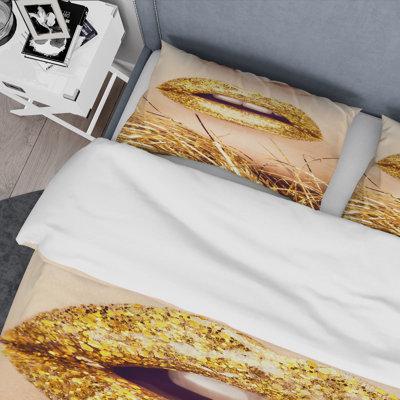 Gros plan de Golden Woman Lips I - ensemble de housse de couette moderne - microfibre de polyester