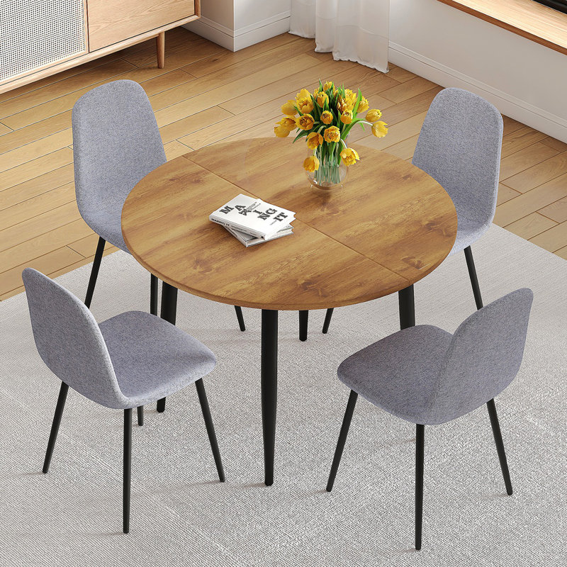 Ensemble de table et de chaises. Table de salle à manger extensible moderne en bois aggloméré. Convient pour des rassemblements de différentes tailles. Combinée avec 4 chaises de salle à manger en lin et coton gris clair à haute résilience.