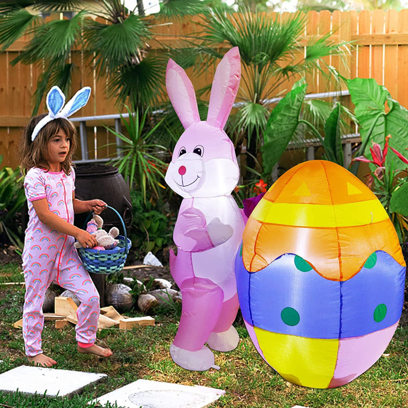 Lapin de Pâques avec œuf gonflable