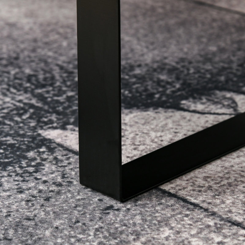 Table gris foncé avec tiroir de rangement agencé de façon créative