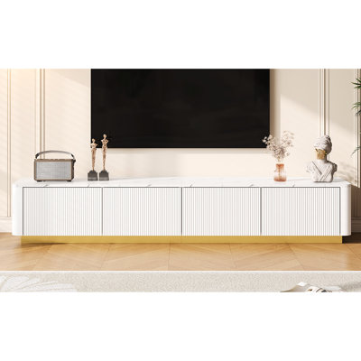 Meuble télé de luxe cannelé pour le salon, 4 tiroirs, base dorée, finition en faux marbre blanc et plateau de table robuste