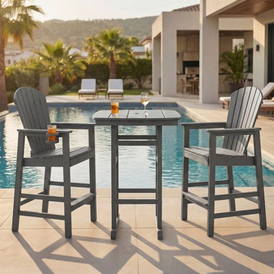 Ensemble de 1 chaise Adirondack en PEHD à hauteur de bar avec porte-gobelet et tabouret de bar d'extérieur toutes saisons pour terrasse avec porche (table non incluse)