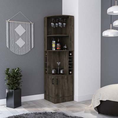 8 armoires de bar brun foncé à 2 tablettes offrant des solutions de rangement fonctionnelles avec 5 tablettes ou plus pour les boissons alcoolisées