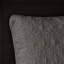 Le grand couvre-lit réversible gris foncé présente un matelassage riche et un rembourrage en coton prélavé pour une sensation de chambre à coucher relaxante.