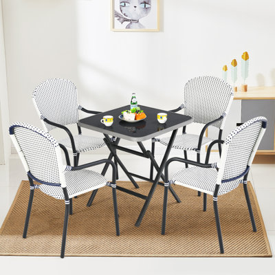 Ensemble de table de patio en rotin 5 pièces et 4 chaises empilables avec plateau en verre trempé Patiojoy