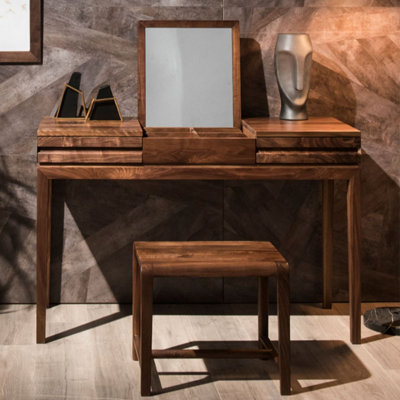 Commode en bois de noyer noir