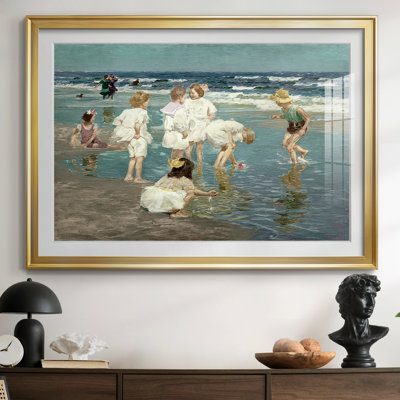 Enfants jouant dans les vagues (ou Happy Days) -Edward Henry Potthast, reproduction encadrée avec passe-partout et verre-c. 1910 à 1920