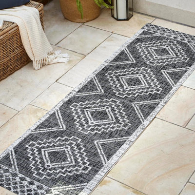 Senza Diamond Tribal Medallion Black/Ivory Indoor/Outdoor Rug