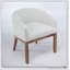 Chaise de salle à manger moderne du milieu du siècle, de forme tonneau, avec accoudoirs, revêtement en lin de style ferme et structure en bois dur naturel.-1017826349