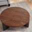 Table basse ronde brune foncée avec plateau en noyer et structure en bois avec pieds en bois noir patiné pour les familles modernes
