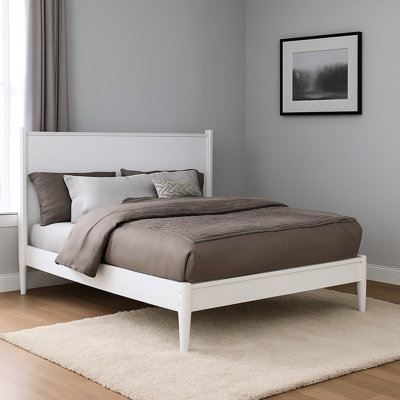 Lit plateforme blanc de style Mid-Century moderne blanc, sans sommier, pieds arrondis et fuselés, construction, base à lattes pour le soutien du matelas et pratique de la chambre à coucher, bois massif et bois d'ingénierie, esthétique confortable
