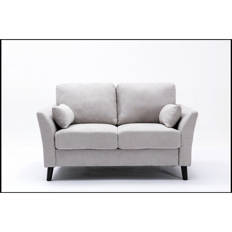 Causeuse Damian en tissu tissé gris clair avec sièges à ressorts ensachés confortables et pieds en bois massif classiques, parfaits pour la vie moderne.