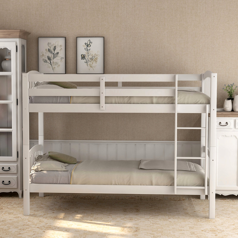 Lit simple au-dessus d'un lit superposé blanc avec option de chambre à coucher dans un cadre solide et stable. Peut accueillir deux personnes confortablement. L 82,52 po x l 42,87 po x H 60,54 po
