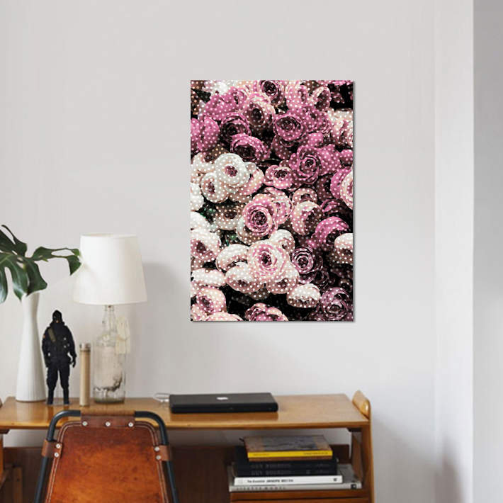 Fleurs avec pois par Emanuela Carratoni - impression sur toile tendue, H 40 po x l 26 po x P 1,5 po, Toile tendue
