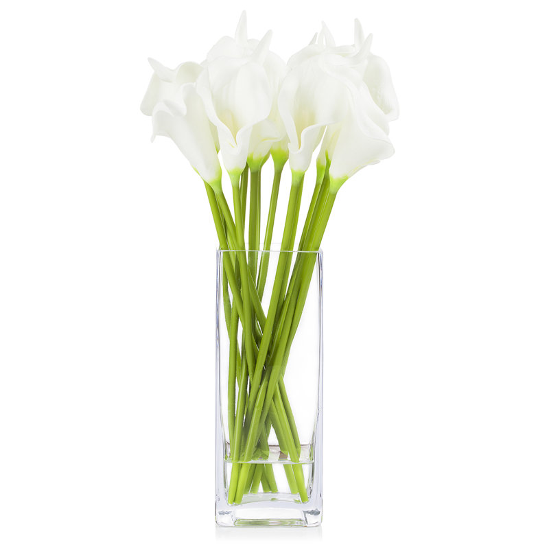 Arrangement floral de lys artificiels dans un vase, Blanc