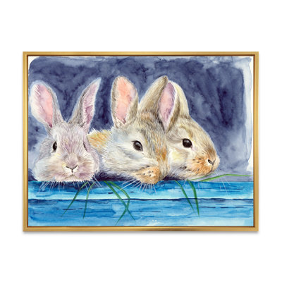 Trois lapins moelleux derrière une clôture en bois bleue I - reproduction sur toile