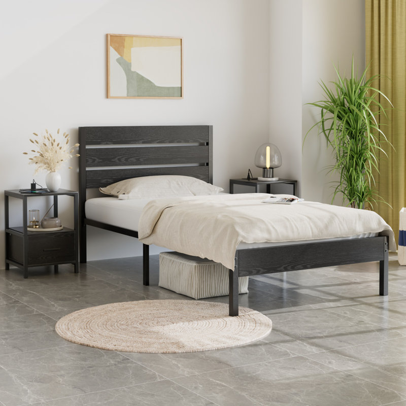 Ensemble de chambre à coucher de style campagnard industriel 3 pièces, lit plateforme simple avec 2 tables de chevet, cadre de lit en acier avec tête et pied de lit en bois rustique, table de chevet avec tiroir et station de charge, aucun sommier nécessaire