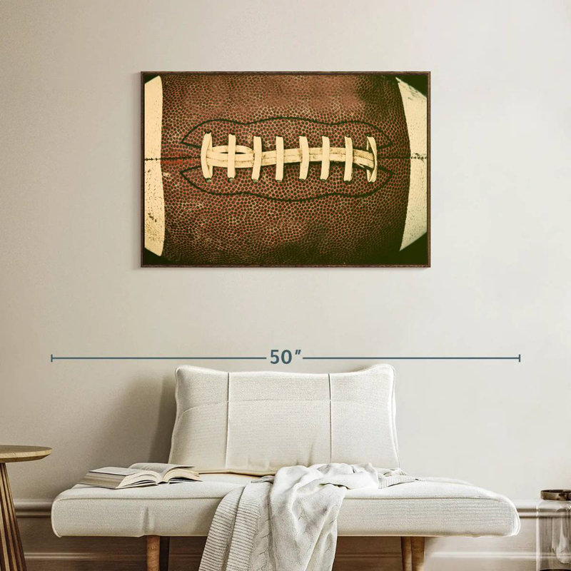 Vieux football, 37 po x 25 po, Cadre flottant en noyer