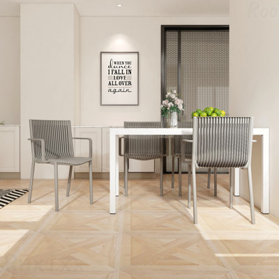 4Pcs Fauteuil empilable gris chaud en PP pour une utilisation intérieure / extérieure - Dossier ergonomique à lattes avec table blanche moderne de 55 pouces intérieur / extérieur
