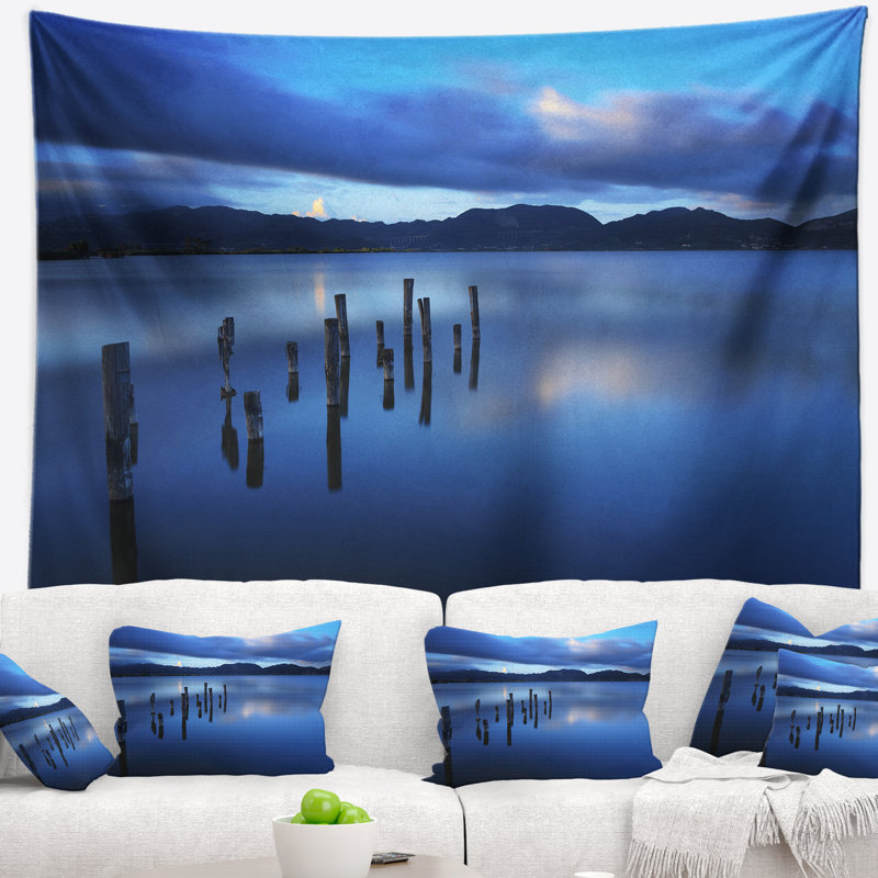 Tapisserie paysage marin bleu foncé avec jetée, H 78 po x l 92 po