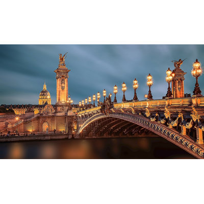 Pont classique de nuit, rivière lisse