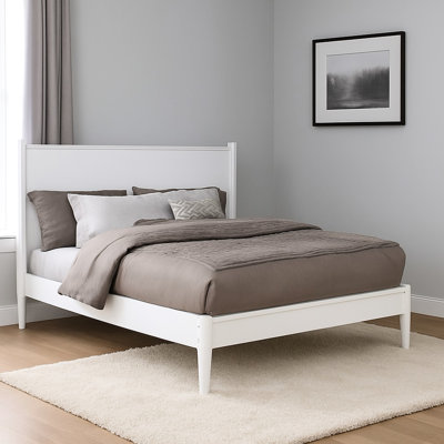 Très grand lit plateforme Mid-Century moderne au fini blanc, aucun sommier tapissier requis, pieds fuselés ronds, ensemble de lattes pour le confort de la chambre à coucher et bois massif en bois
