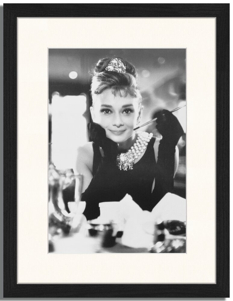 Gerahmtes Poster Audrey Hepburn in Breakfast bei Tiffanys