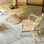 Une chaise large en rotin naturel durable