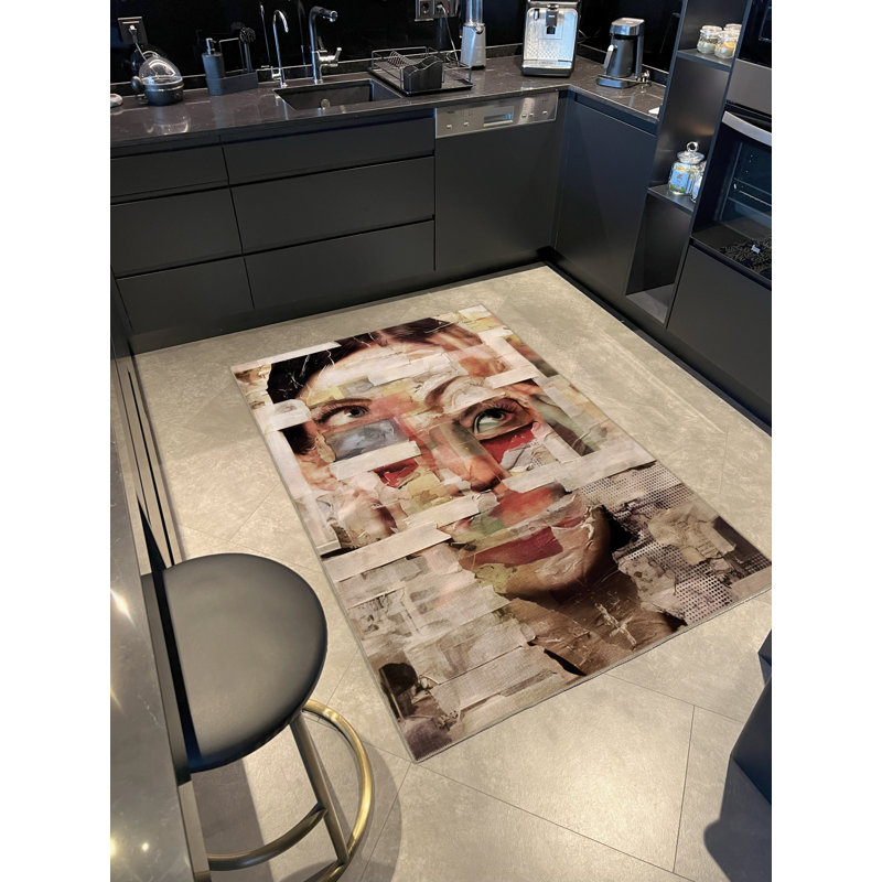 Tapis décoratif moderne à motif de portrait de femme beige et surréaliste, Rectangle 4 pi 7 po x 6 pi 7 po