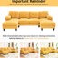 Spacieux salon en forme de U au centre de l'attention avec deux chaises longues, des poches de rangement et un rangement modulaire jaune sur deux côtés, pour les médias-1871395631-1871395635
